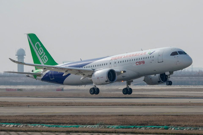 Sau 14 năm phát triển, chiếc máy bay Comac C919 được Cục Hàng không Dân dụng Trung Quốc cấp phép bay hồi cuối tháng 9. Tại triển lãm không lớn nhất Trung Quốc ở thành phố Chu Hải, chiếc C919 đã lượn quanh bầu trời trước khi hạ cánh xuống sân bay. Ảnh: Reuters