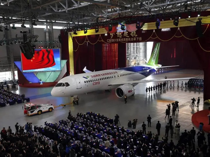 Truyền thông Trung Quốc mô tả chuyến bay đầu tiên của C919 là "hiện thân hoàn hảo của giấc mơ Trung Quốc". Ảnh: BI