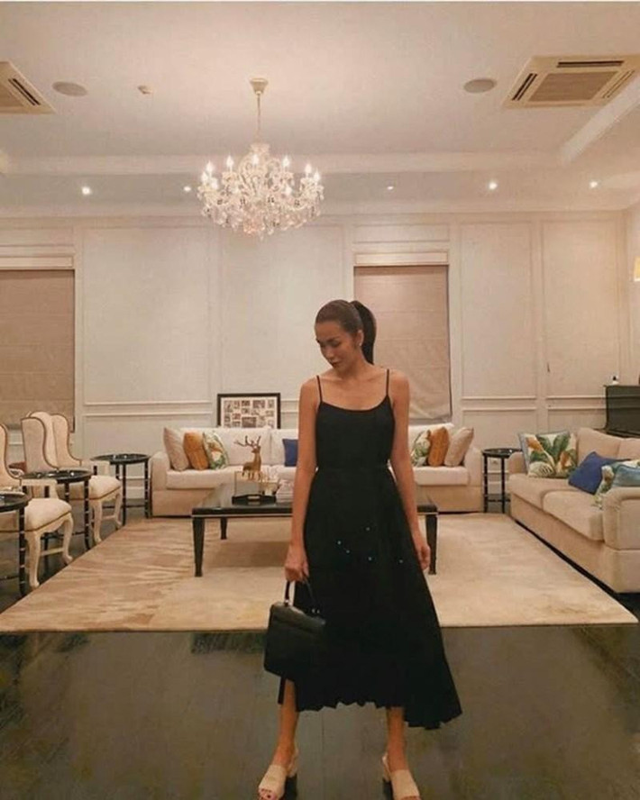 Căn nhà của vợ chồng Hà Tăng có thiết kế tương tự biệt thự châu Âu tân cổ điển, đủ không gian sinh hoạt cho cả gia đình. Ảnh: FBNV