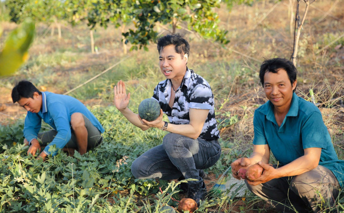 Nam ca sĩ khiến người hâm mộ phấn khích khi tự tay cầm cuốc xới đất, chọn lựa và thu hoạch trái cây chín trong vườn. Ảnh: Ngoisao