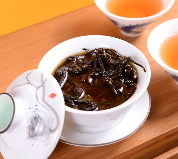 Hiện tại, chính quyền địa phương hạn chế khai thác búp của những cây trà Đại Hồng Bào cổ. Ảnh: Getty