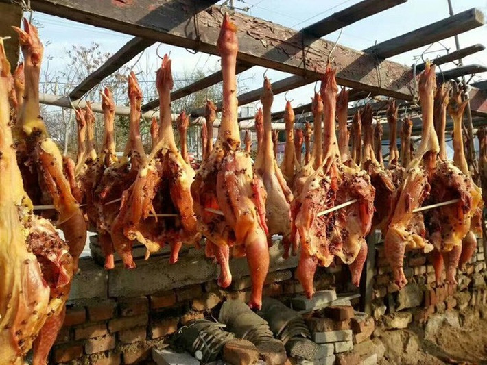 Tất cả các bước làm đều phải được thực hiện trong thời gian ngắm để đảm bảo con gà vẫn “còn sống” khi treo lên giá. Ảnh: Baidu