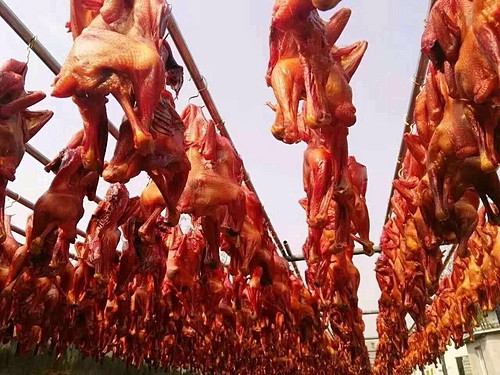 Gà hong gió là đặc sản truyền thống của người Tây Tạng. Về cơ bản, đặc sản của vùng cao nguyên lạnh giá này gần giống với thịt xông khói. Ảnh: China Whisper