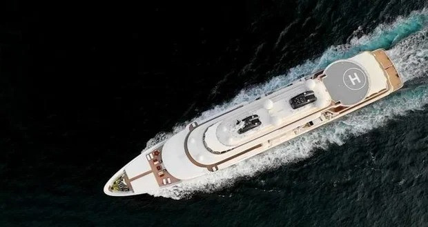 Đặc biệt, siêu du thuyền sở hữu một sân đỗ trực thăng, một loạt các mái vòm liên lạc vệ tinh (đặc điểm dễ nhận biết nhất của nó).