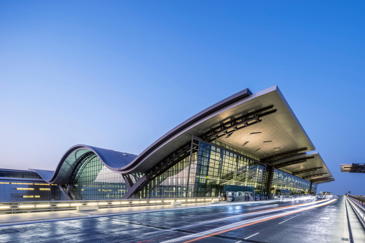 Sân bay Quốc tế Hamad nằm ở thủ đô Doha là một trong những sân bay nhộn nhịp nhất tại Qatar. Công trình gây ấn tượng với kiến trúc hiện đại nhưng vẫn tôn trọng di sản văn hóa và môi trường tự nhiên. Ảnh: Archdaily