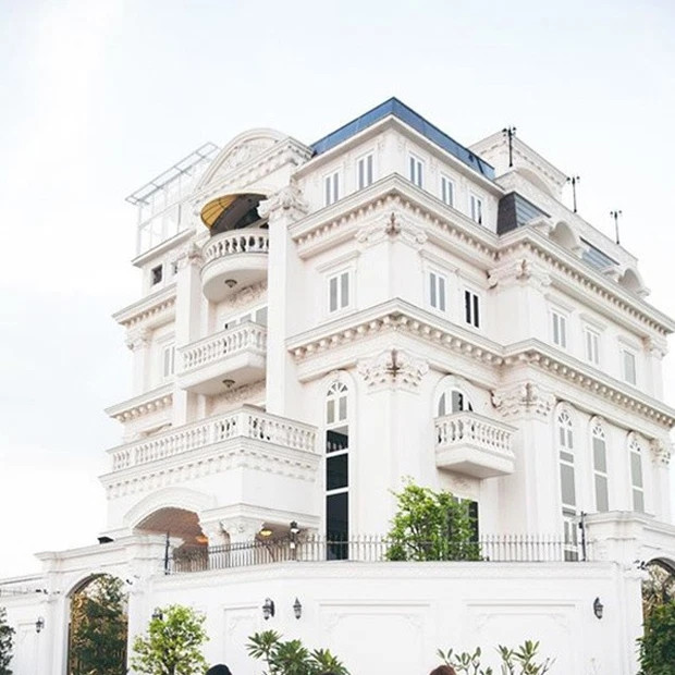 Người đẹp sở hữu một căn biệt thự xa hoa như cung điện, với nội thất dát vàng.