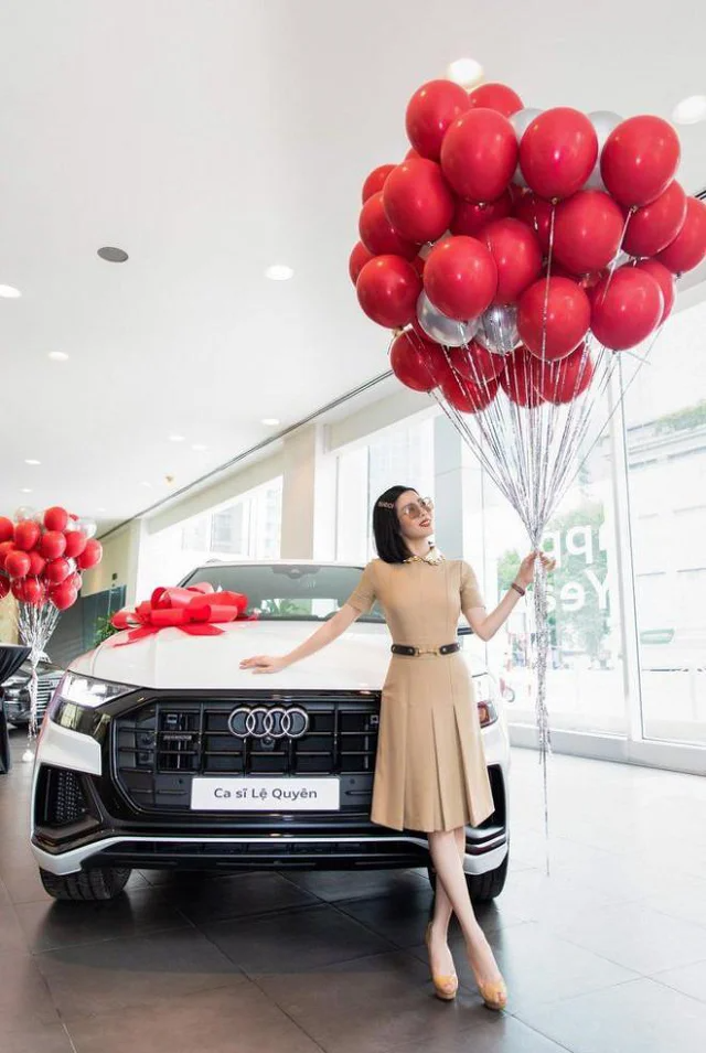 Sau khi chia tay Đức Huy, Lệ Quyên chi tiền "khủng" mua xế hộp hạng sang Audi Q8 giá hơn 5 tỷ.