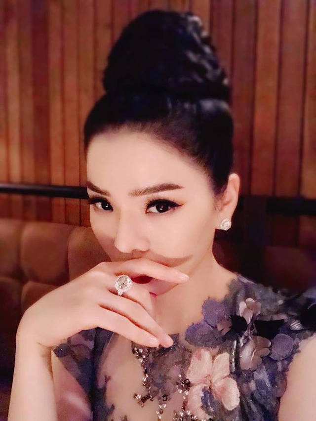 "Nữ hoàng phòng trà" còn có sở thích đặc biệt với những món trang sức kim cương đắt giá. Nguồn ảnh: FBNV