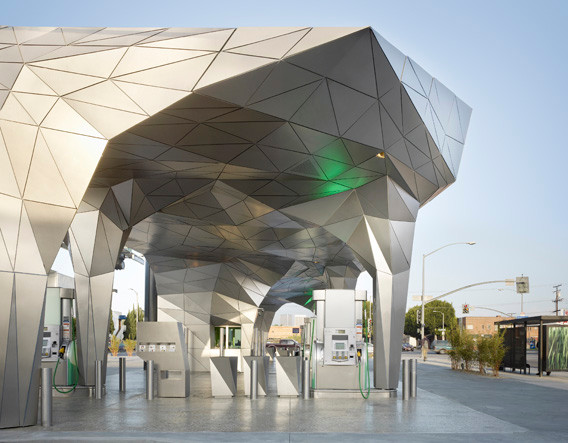 Trạm xăng Helios House ở Los Angeles có bề ngoài kim loại được làm từ thép không gỉ tái chế cùng những hình khối đẹp mắt và 90 tấm pin mặt trời. Đây được coi là trạm xăng của tương lai. Ảnh: Wikipedia