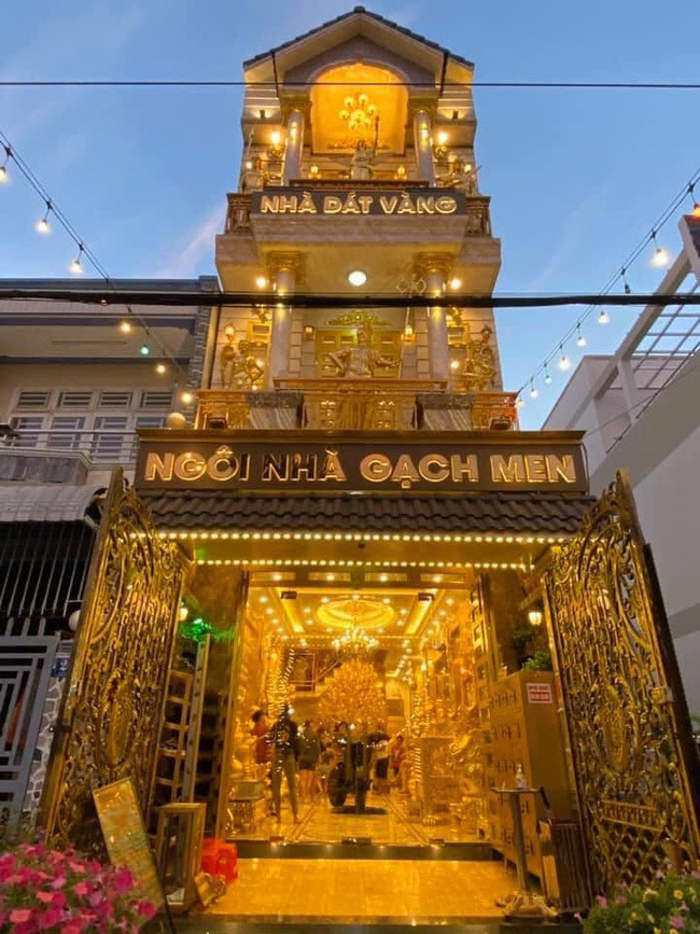 Theo trang Cdditycentral, một doanh nhân ở Cần Thơ thu hút sự chú ý của dư luận với ngôi nhà mạ vàng độc đáo cả trong và ngoài.
