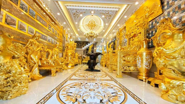 Từ những bức tường đến đồ nội thất và các đồ trang trí khác nhau, mọi thứ đều trông giống như được làm bằng vàng hoặc ít nhất là mạ vàng.