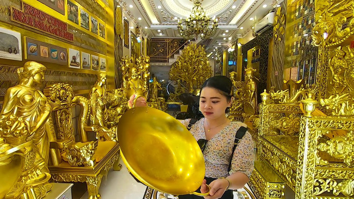Ngoại thất mạ vàng thu hút sự chú ý của tất cả người qua đường. Nhiều vị khách dừng lại để chụp ảnh và chiêm ngưỡng kiến trúc của ngôi nhà độc đáo này.