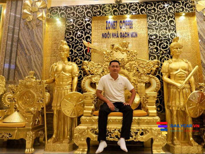Sau khi trao đổi với một chuyên gia trang trí nhà cửa, ông đã quyết định chọn chủ đề vàng.