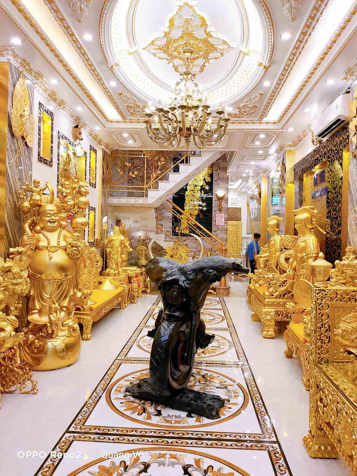 Ở bên trong, mọi thứ trông như được dát vàng, dù thực tế chỉ là sơn hoặc dát vàng lá nhưng hiệu ứng chân thực đến mức du khách đều cho rằng cả ngoại thất và nội thất đều được dát vàng 18K.