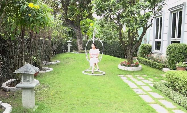 Trong biệt thự có sân vườn rộng lớn, trải thảm cỏ xanh. Hàng rào là cây cảnh được cắt tỉa gọn gàng. Ảnh: Facebook