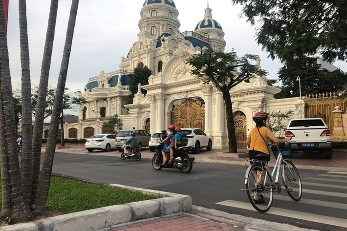 Nhìn từ xa, căn biệt thự chẳng khác một tòa lâu đài. Ảnh: Lao động
