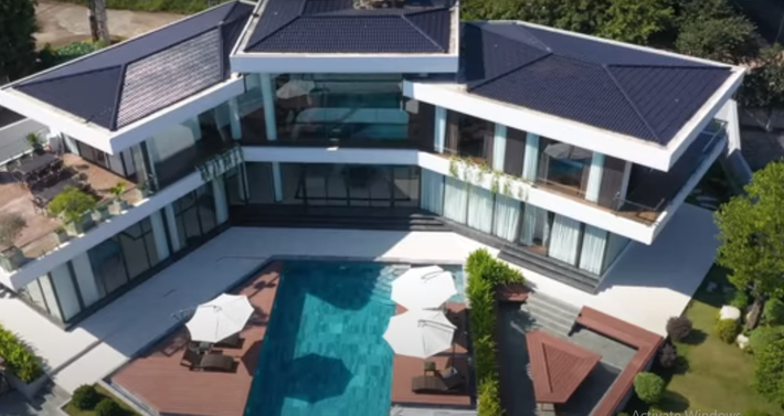 Diện tích một sàn khoảng 300m2, chiếm chưa đến 20% diện tích tổng khu đất, còn lại là cảnh quan sân vườn.