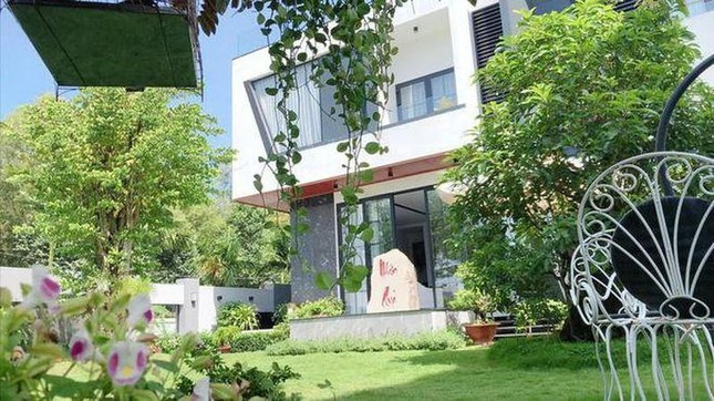 Trước đó, vào năm 2019, Quốc Trường báo hiếu cha mẹ bằng căn biệt thự rộng 7.000 m2 trị giá 25 tỷ đồng ở Cần Thơ. Ảnh: FBNV