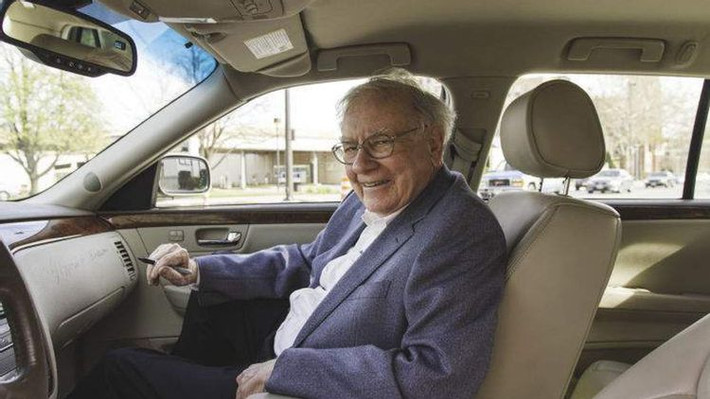 Nhà đầu tư huyền thoại hâm mộ của các hãng xe Mỹ, đặc biệt là Cadillac. Ông gần như đã sử dụng chiếc Cadillac DTS trong suốt cuộc đời. Ảnh: Hotcars