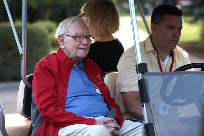 Trước đó, Warren Buffett đã quyên góp lượng cổ phiếu trị giá 4,1 tỷ USD, tương đương gần 100.000 tỷ đồng cho 5 quỹ từ thiện. Ảnh: NyPost