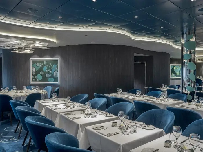 Có 10 địa điểm ăn uống trên tàu, bao gồm 4 nhà hàng chính, 3 nhà hàng buffet và 6 nhà hàng đặc sản.