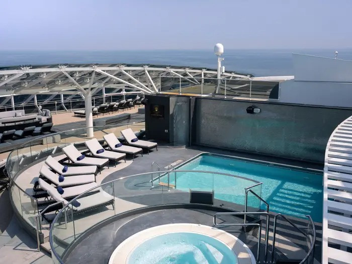 Trên tàu còn có 6 hồ bơi, 14 bồn tạo sóng, spa với các bồn tắm nước nóng thiên nhiên.