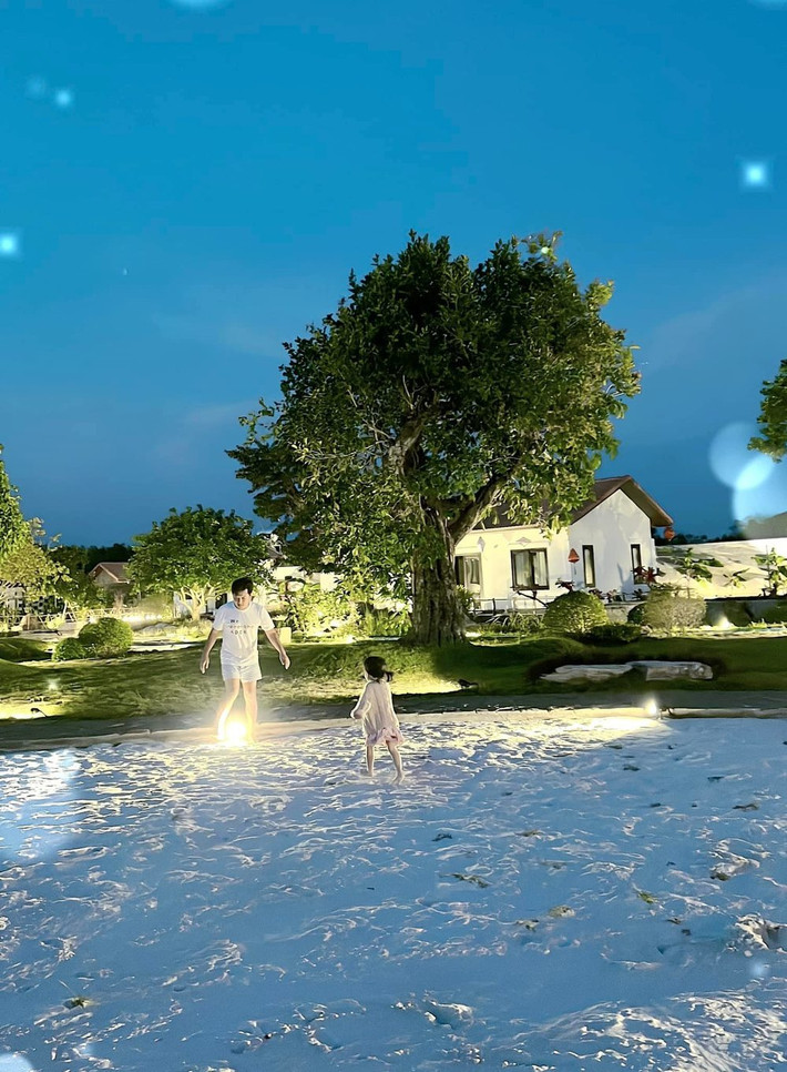 Vợ chồng Trường Giang - Nhã Phương còn thiết kế một khu vui chơi cho con gái ngay trong khuôn biên biệt thự. Ảnh: FBNV