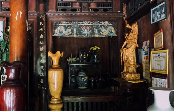 Theo ông Hữu Minh, ngôi nhà được xây dựng từ thời ông cố nội của ông. Gia đình ông đã tu bổ nhiều lần song căn nhà vẫn giữ nguyên các giá trị cốt lõi. Ảnh: Người đưa tin
