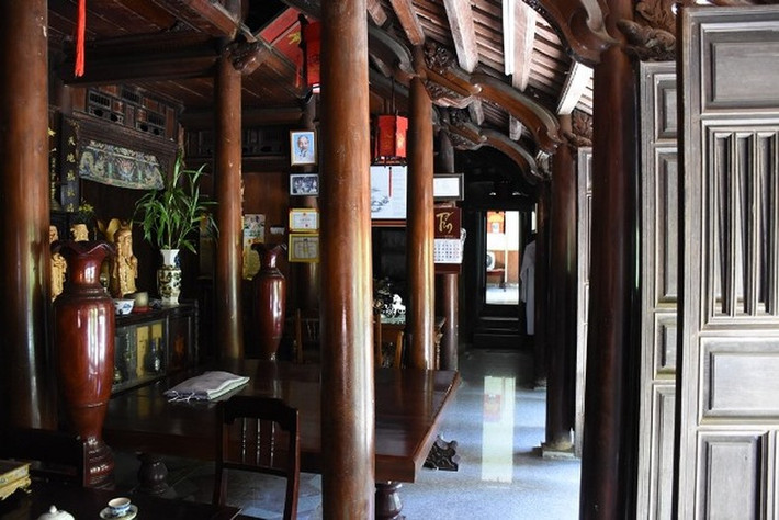 Trong nhà gồm 36 cây cột lớn, hệ thống kèo, đà được các nghệ nhân làng mộc Kim Bồng dày công chạm, trổ. Ảnh: Nhandan