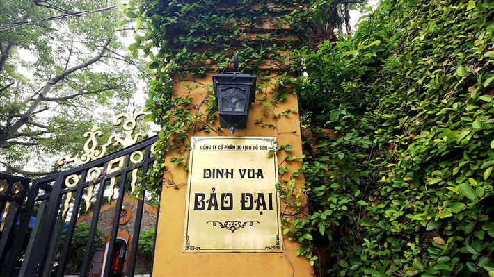 Dinh thự Bảo Đại có diện tích 1.000 m2 nằm trong khuôn viên rộng hơn 3.700 m2 trên đỉnh đồi Vung ở độ cao gần 40m so với mặt nước biển. Ảnh: lao động