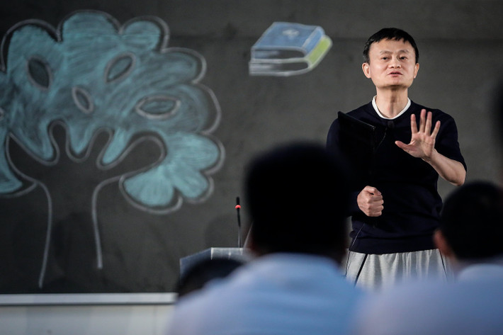 Cuối cùng, Jack Ma được nhận vào làm giảng viên tiếng anh của một đại học địa phương. Dù chỉ kiếm được 12 USD/tháng nhưng ông vẫn yêu thích công việc này. Ảnh: BI