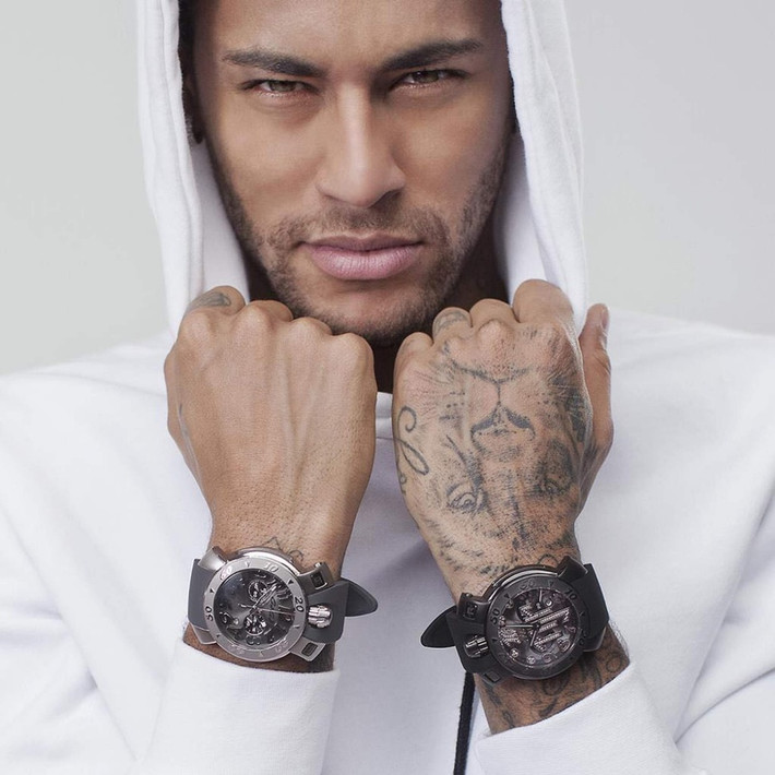 Với nguồn thu khủng, Neymar sẵn sàng vung tiền cho những sở thích đắt đỏ như đồng hồ, giày, ôtô và bất động sản. Ảnh: Neymarjr.