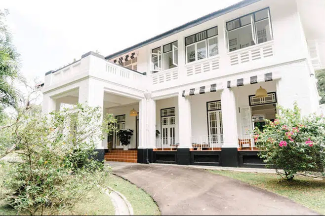 Cựu siêu mẫu đang sống trong căn biệt thự cổ 80 năm tuổi, rộng 5.600m2. Ảnh: FBNV
