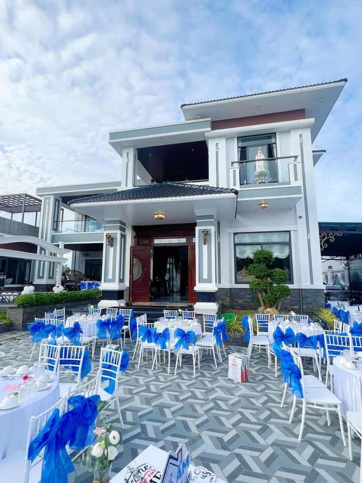 Căn biệt thự sân vườn rộng khoảng 3.000m2, thiết kế theo phong cách hiện đại.