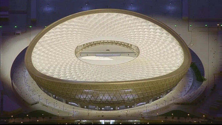 Thiết kế của sân Lusail Iconic mô phỏng theo chiếc thuyền, bao quanh là hào nước. Ảnh: BI.
