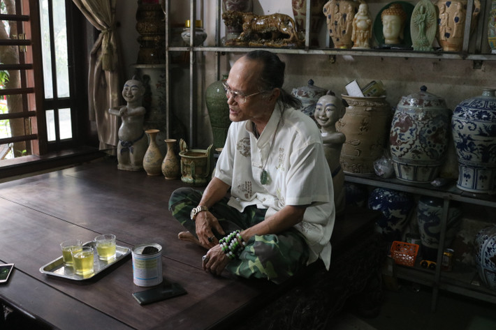Đam mê thú chơi đồ cổ từ cha, hơn 40 năm nay, ông Dần dày công sưu tầm được hàng nghìn cổ vật. Trong đó có những món đồ thuộc hàng quý, hiếm ở Việt Nam. Ảnh: Người đưa tin