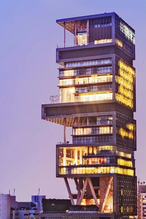 Tòa nhà tư nhân đắt nhất thế giới Antilia 27 tầng cao hơn những tòa nhà khác ở đường chân trời và tự hào có 3 sân bay trực thăng, 9 thang máy, một rạp hát gia đình 50 chỗ ngồi và những tiện ích xa xỉ khác.