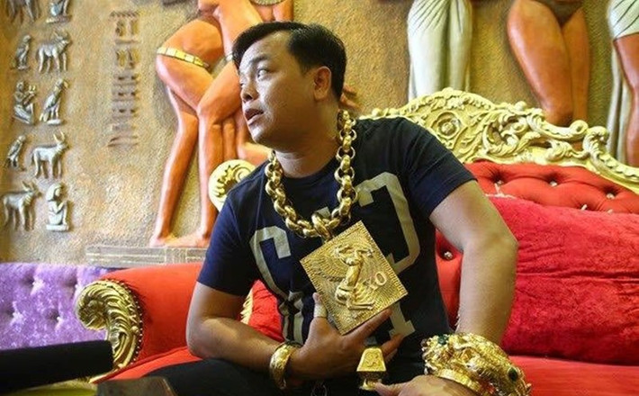 Tuy nhiên, tại cơ quan điều tra, Phúc XO khai nhận toàn bộ số vàng đeo trên người và hay khoe mẽ trên mạng thực chất là vàng giả. Ảnh: Lao động