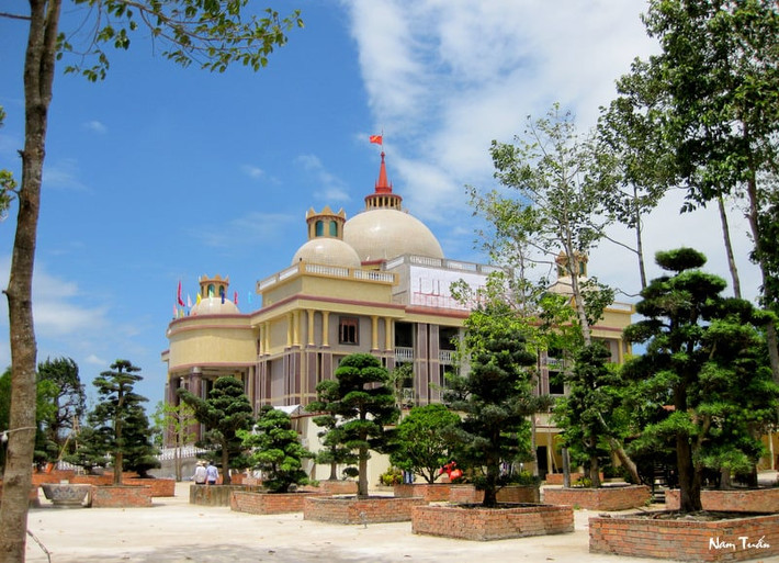 Trước khi vướng vòng lao lý, đại gia Trầm Bê nổi tiếng với thú chơi ngông khác người. Một trong số đó là thú chơi cây cảnh, với khu vườn rộng hàng chục héc ta. Ảnh: Tinmoi