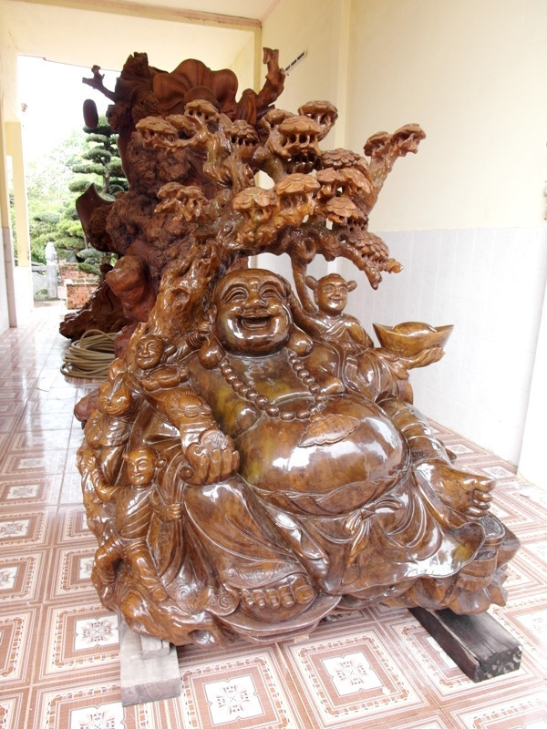 Đặc biệt là bức tượng Di lặc được đục từ gỗ nguyên khối khiến ai cũng phải xuýt xoa về độ chịu chơi. Ảnh: Internet