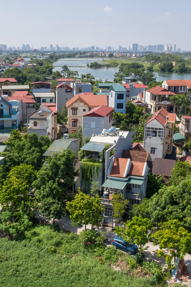 Nằm trong khu đô thị ngày càng chật hẹp ở Hà Nội, ngôi nhà có diện tích 260m2. Gia chủ mong muốn sở hữu một không gian sống đúng nghĩa để kết nối các thành viên trong gia đình.
