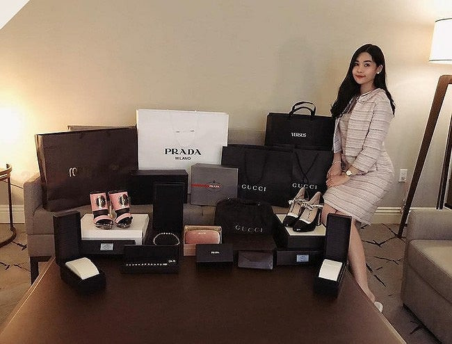 Nàng hậu từng khoe bộ sưu tập đắt giá của mình gồm các items từ thương hiệu Gucci, Prada, Louis Vuitton... Ảnh: FBNV