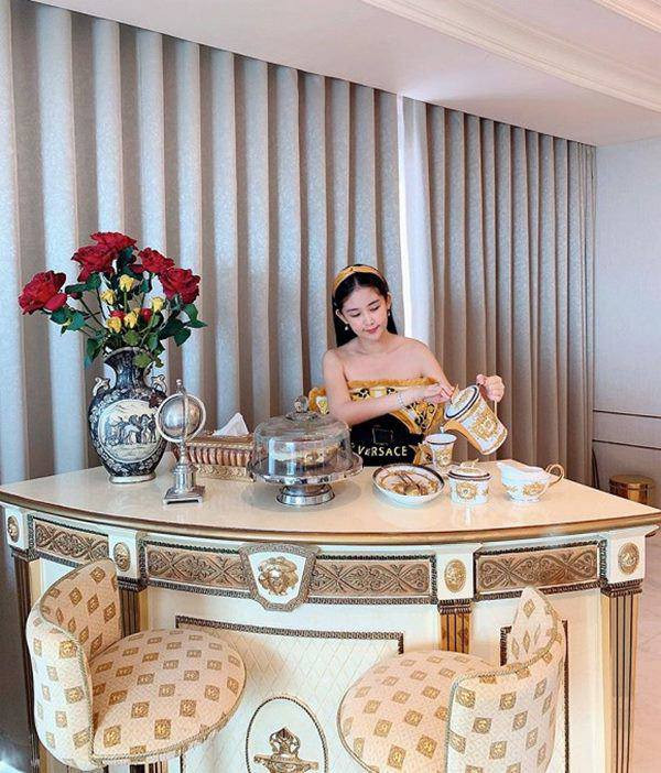 Các đồ dùng trong nhà như ấm trà, cốc chén đều dát màu vàng hoặc chạm khắc tinh tế. Ảnh: FBNV