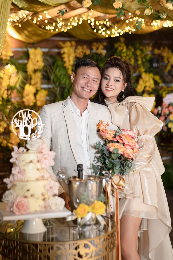 Cuối năm 2011, khi sự nghiệp đang ở đình cao, Vũ Thu Phương bất ngờ tuyên bố kết hôn với bạn trai hơn 9 tuổi, đã có 2 con riêng. Ảnh: Vietnamnet