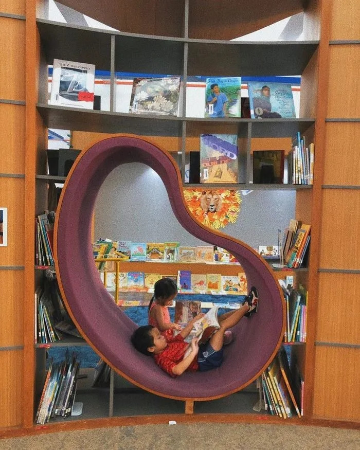 Nàng "ngọc nữ" còn thiết kế cả khu đọc sách trong phòng cho các bé. Ảnh: FBNV