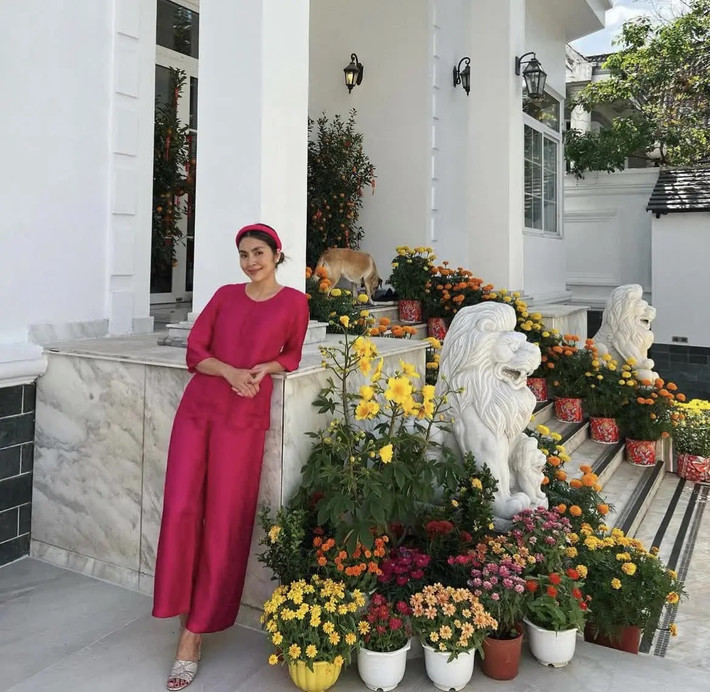 Vợ chồng Tăng Thanh Hà - Louis Nguyễn đang sống trong cơ ngơi bề thế ở khu đất đắt đỏ tại TP HCM. Biệt thự có màu trắng chủ đạo tạo nên tổng thể sáng sủa, sang trọng. Ảnh: FBNV