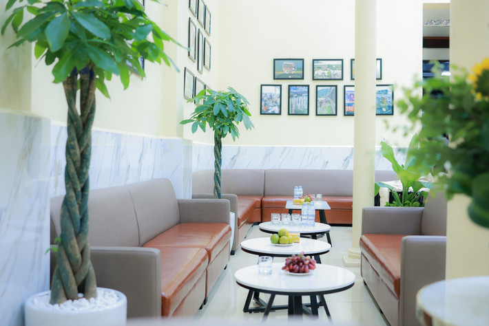 Hành khách đi tàu chất lượng cao sẽ được bố trí phòng ngồi đợi tàu và có lối ra ga, lên tàu riêng.