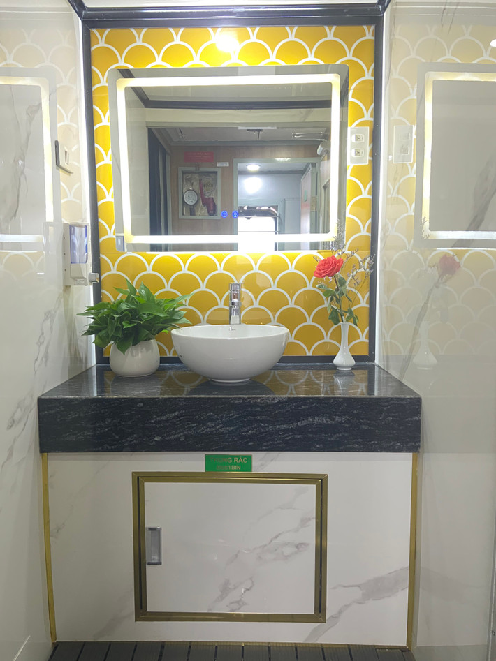 Với các toa xe khách, lắp đặt mới bình nước nóng, thiết bị vệ sinh sứ ở khoang rửa mặt và buồng vệ sinh...