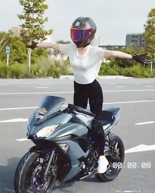 Ngọc Trinh bị cáo buộc đăng video "biểu diễn" xe phân khối lớn lên mạng xã hội, có hàng triệu người theo dõi, gây ảnh hưởng xấu đến an ninh trật tự, an toàn xã hội. Ảnh: cắt từ clip