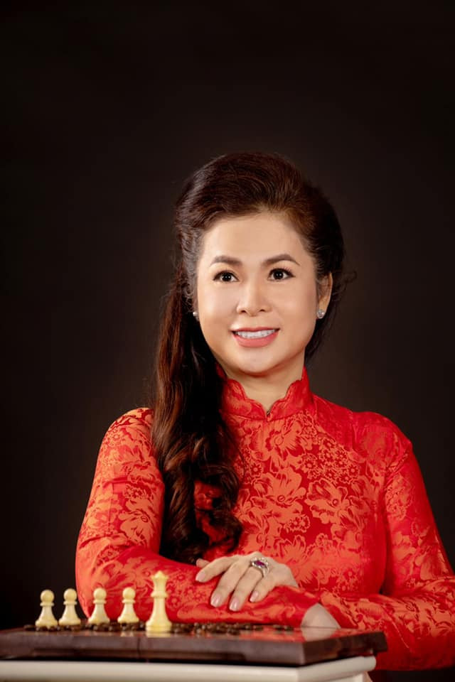 Bà Diệp Thảo trung thành với mái tóc dài, gương mặt sáng.